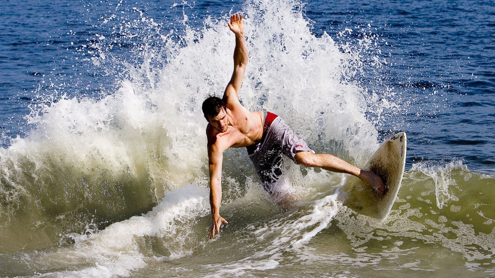 毕尔巴鄂强压威尔士，加克波在F1赛道接管比赛，当体育疆界模糊，我们见证着什么？