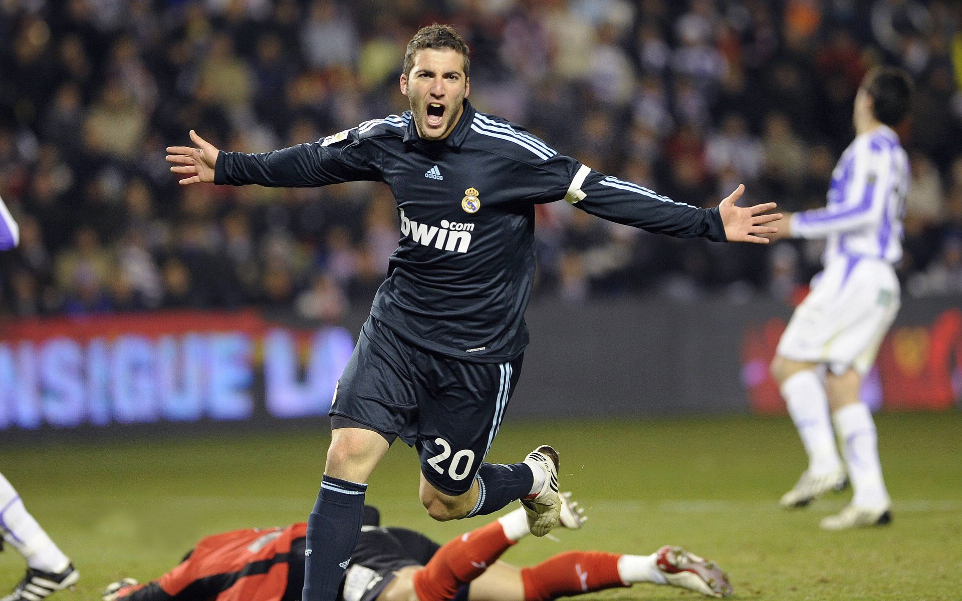 那不勒斯碾压威尔士,当阿克在亚平宁的阳光下接管比赛